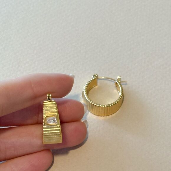 Elegant Gold Hoop Earrings A906 - Picture 5 of 5